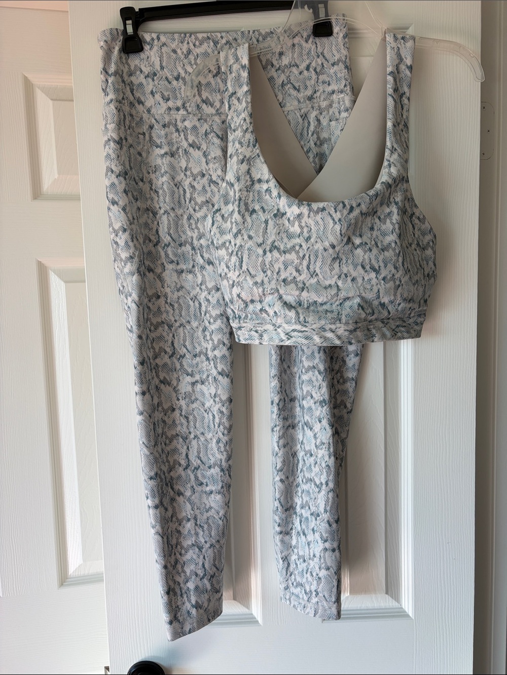 Old Navy Active Cross-Back Sports Bra and Leggings Set